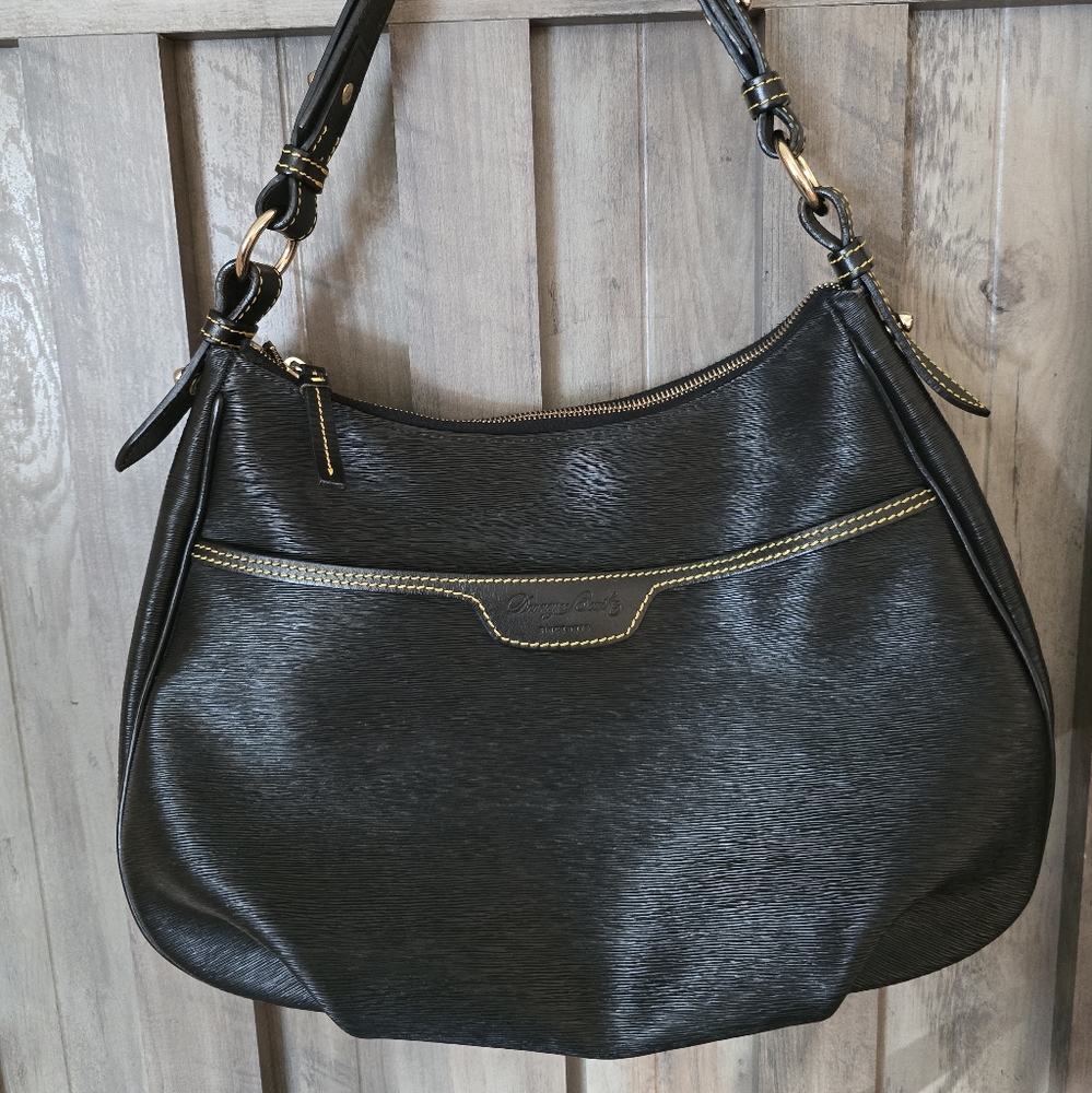 Dooney & Bourke Black Pebbled Leather Medium Hobo Shoulder Bag Red Lining EUCDe